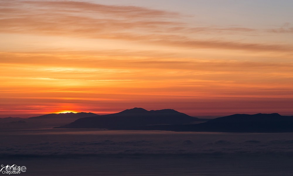 Восход над вулканами острова Итуруп
