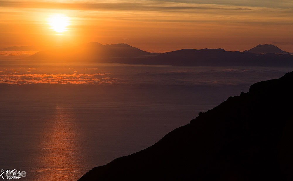 Восход над вулканами острова Итуруп