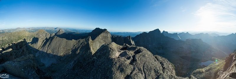 Вид на Ергаки с вершины Зуб Дракона 