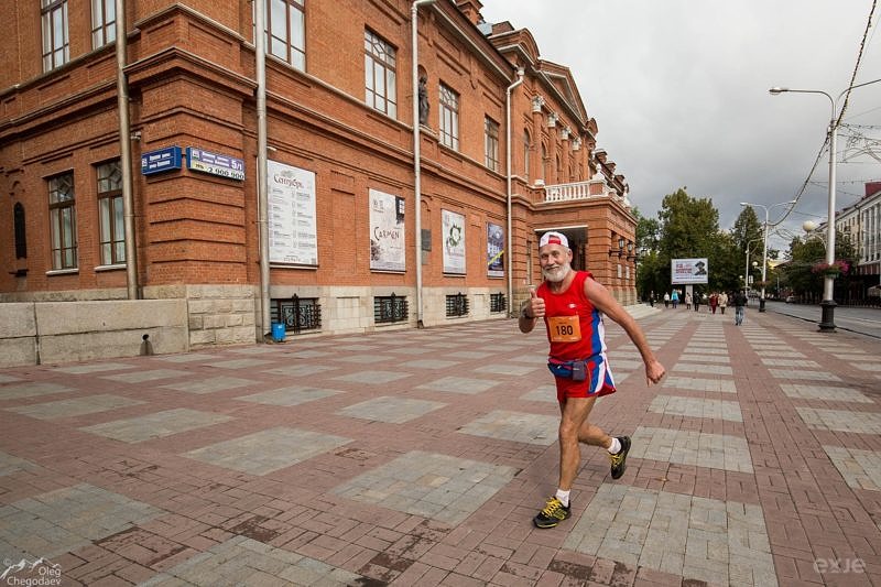 Участник марафона на фоне театра Оперы и балета 