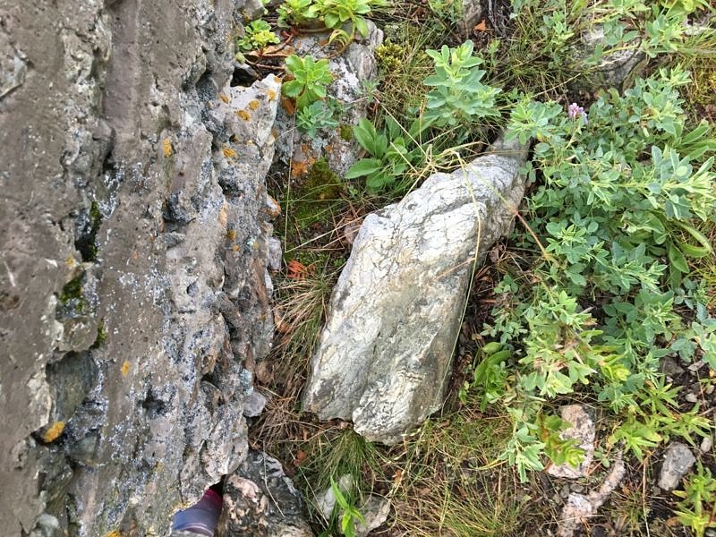 Брелок спрятан под камнем, рядом с туром, на вершине горы Курташтау
