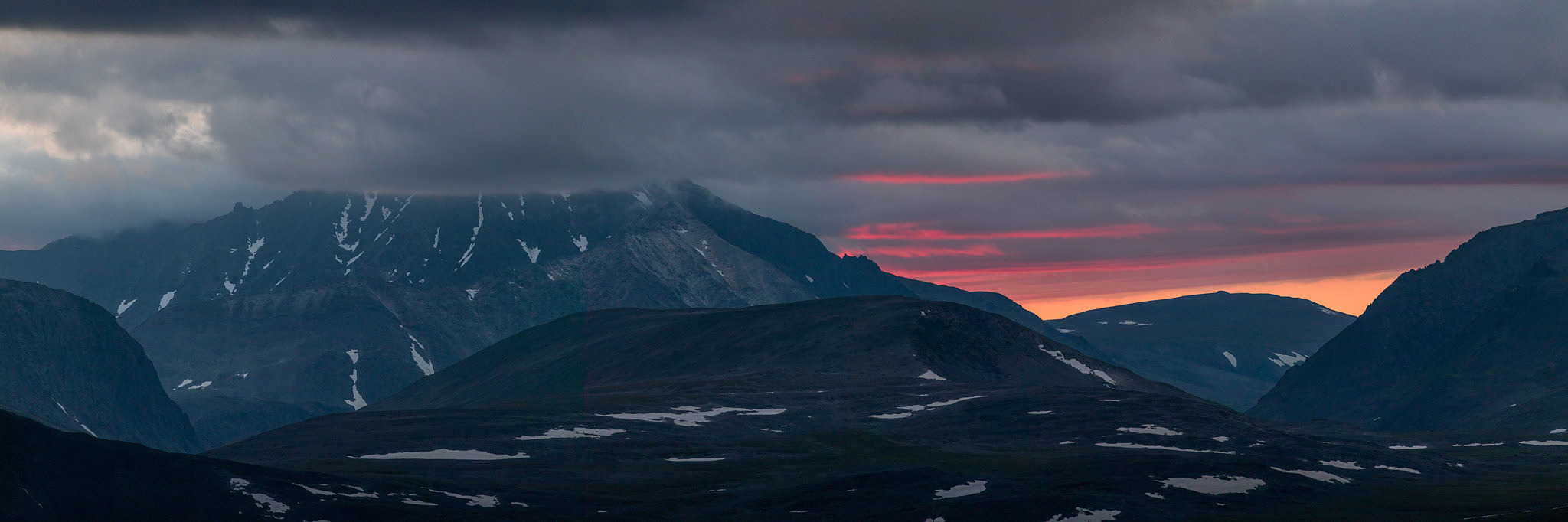 Закат с видом на хребет Оченырд 