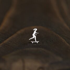 Моносерьга «Скейтбордистка»