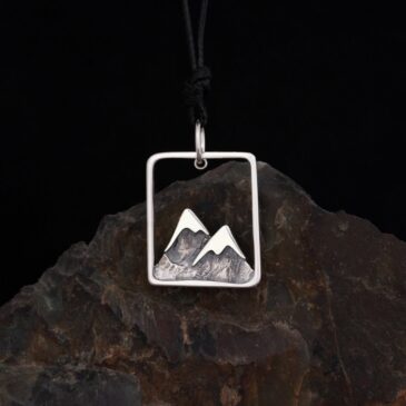 Подвеска «Гора в квадрате»